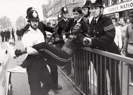 Αστυνομικοί συλλαμβάνουν νεαρό που συμμετείχε στην εξέργερση του 1981 στο Brixton. 